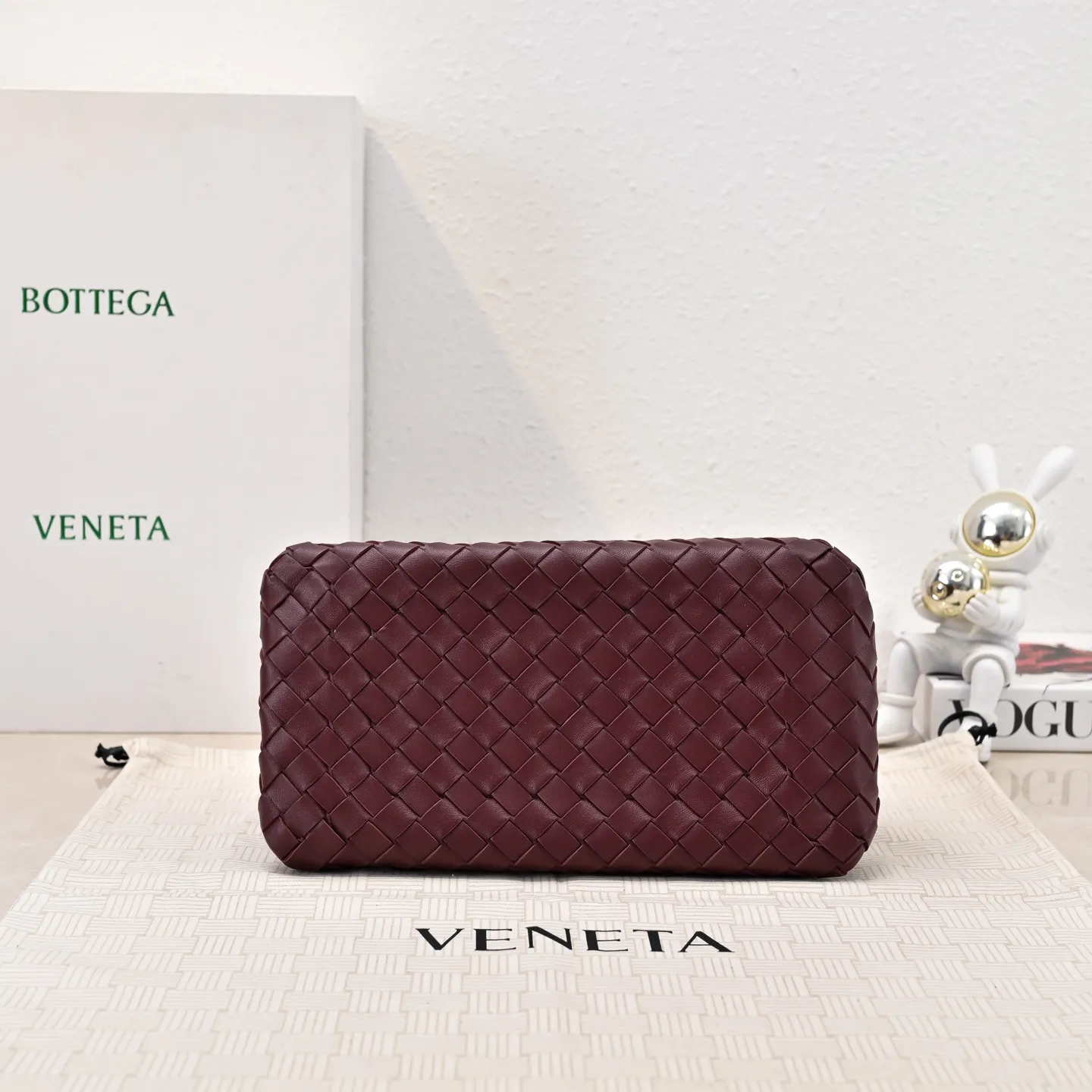 Batch 2060 BOTTEGA VENETA 2025 Autumn New Product Medium Parachuta The long-awaited new medium parachuta is here, with a unique appearance and iconic metal knots, and a whole piece of leather folds the four corners into a parachute shape! The exquisite Knot metal buckle is like putting jewelry on a bag. It is high-end and elegant. Its super capacity can hold all your things! The overall effect of this bag is very different from before. It is neither too delicate to provide a large capacity nor too bulky because of its practicality. It simply provides a perfectly suitable bag for casual and simple people👜 Style number: 5921 Size: 29.5*18.5*17.5cm